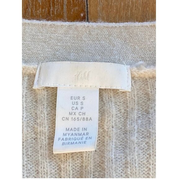 H&M BROOCH BUTTONS WORN ONCE IVORY CARDIGAN - Picture 5 of 6